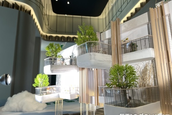 宅在家炸無聊!神爸替兒蓋草皮踢足球