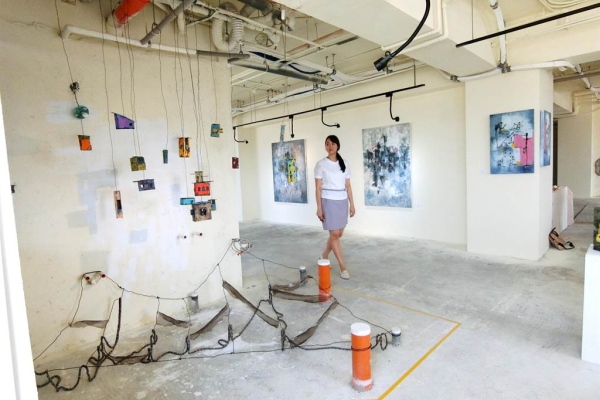 「國美晴空」水泥創作展 在毛胚屋賞藝術帶動買氣