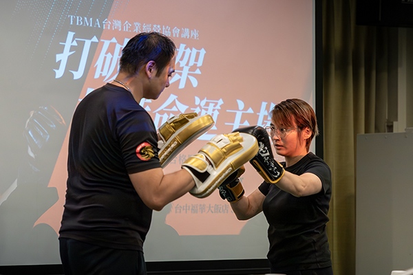 聖揚機構邀台灣第一女格鬥家黃偵玲 分享世界征戰之路